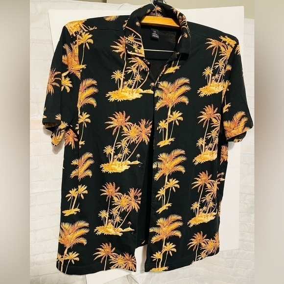 H&M Medium top, palm trees in gold/brown pattern. Button front. 20” pit to pit. - Picture 1 of 5